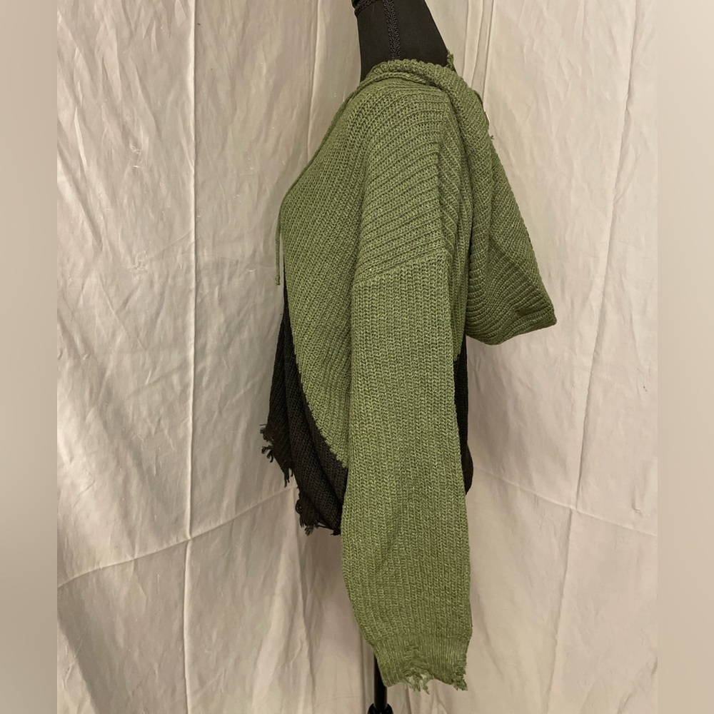 NWT Umgee Black and Green V-Neck Sweater - Picture 5 of 11